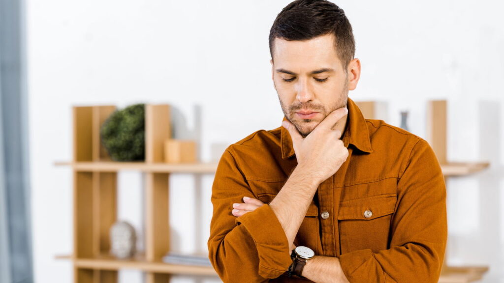 O que significa quando você pensa muito em alguém do nada, segundo psicólogos?