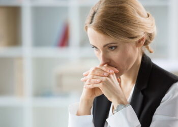 O que significa quando você pensa muito em alguém do nada, segundo psicólogos?