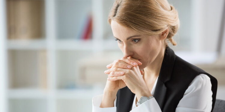 O que significa quando você pensa muito em alguém do nada, segundo psicólogos?