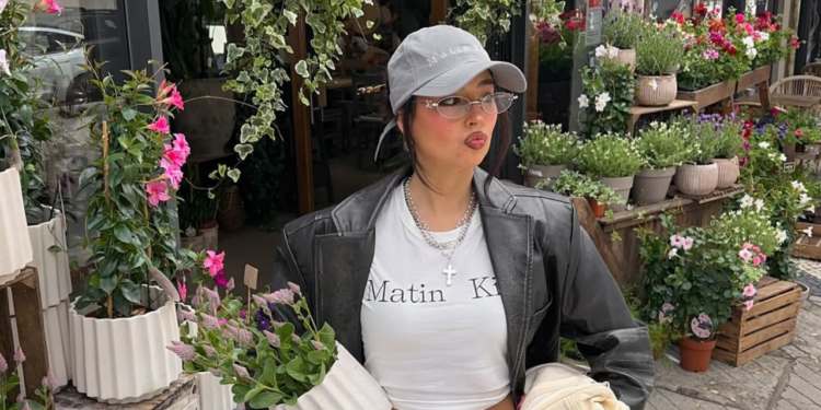 Os 5 melhores penteados para usar com boné sem perder o estilo