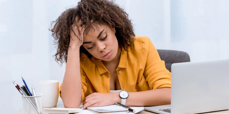 O hábito que pode estar drenando sua energia, segundo a psicologia