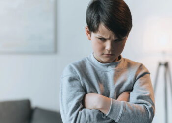 Por que algumas pessoas rejeitam abraços segundo a psicologia?