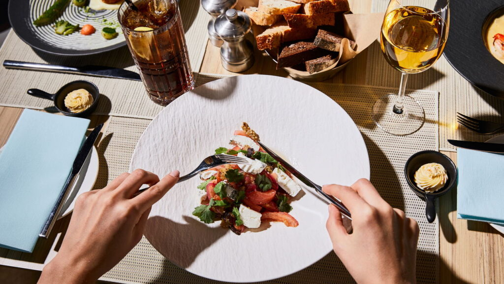 O que a psicologia diz sobre quem não tira o prato da mesa