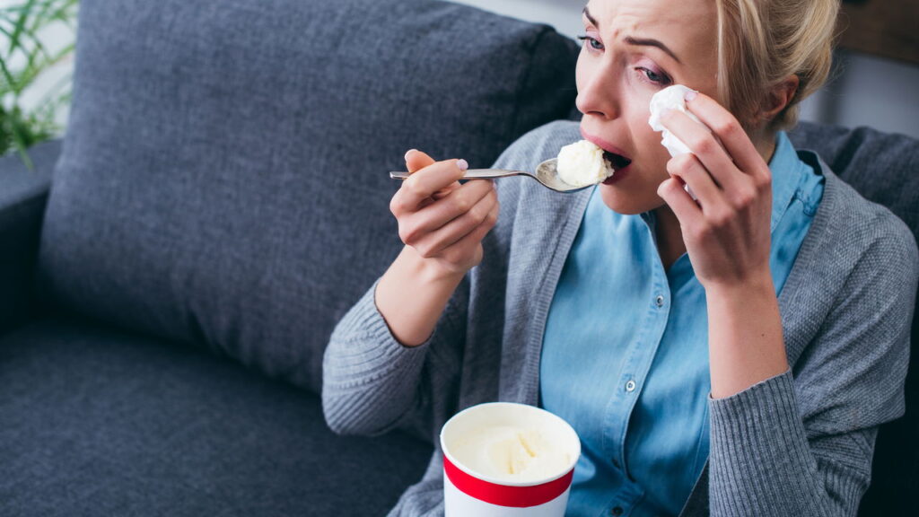 O açúcar ativa áreas do cérebro ligadas à recompensa e bem-estar, reforçando o hábito emocional.