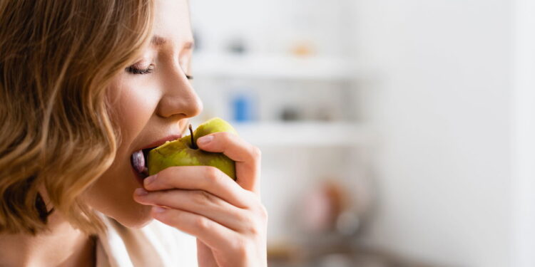 Segundo nutricionistas, comer frutas à noite realmente engorda?