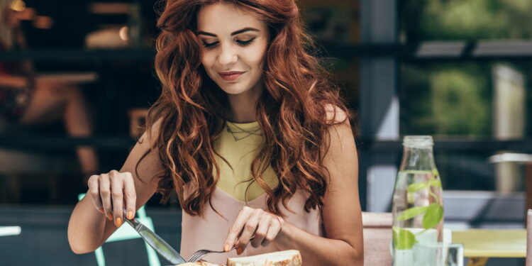 Comer sozinho em restaurantes revela traços de personalidade que você nem imagina