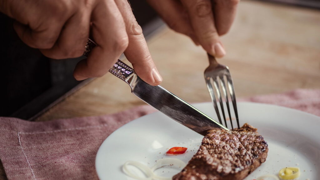 Comer sozinho em restaurantes revela traços de personalidade que você nem imagina