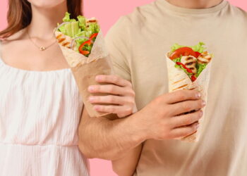 Nem pizza, nem hambúrguer: o lanche rápido que virou tendência nas ruas