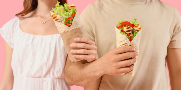 Nem pizza, nem hambúrguer: o lanche rápido que virou tendência nas ruas