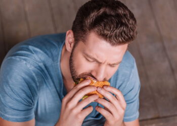 Comer rápido demais aumenta o risco de má digestão, segundo nutricionistas