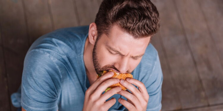 Comer rápido demais aumenta o risco de má digestão, segundo nutricionistas