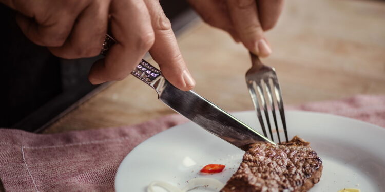 O horário que você janta pode estar influenciando no seu peso, segundo nutricionistas