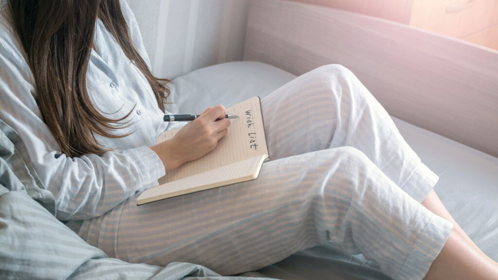 Escrever antes de dormir ajuda a controlar a ansiedade, segundo a psicologia