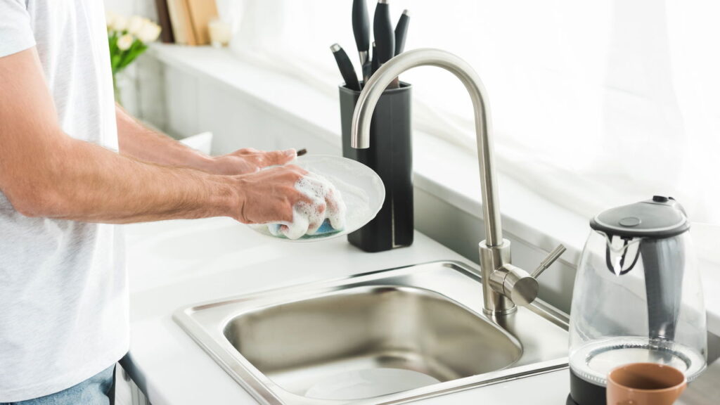 O que a psicologia diz sobre quem não tira o prato da mesa