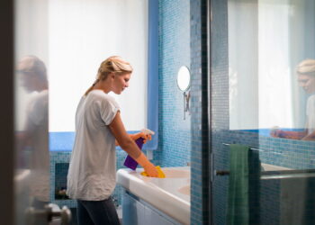 Nem água sanitária, nem cloro: como desinfetar o banheiro naturalmente