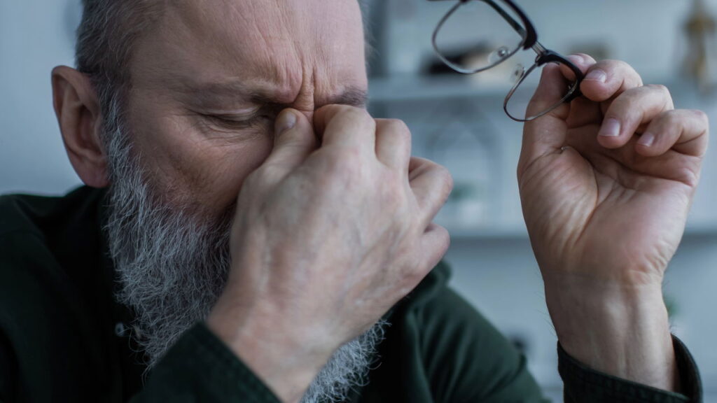 Saiba o que o hábito de revisar mensagem antes de enviar significa, segundo a psicologia