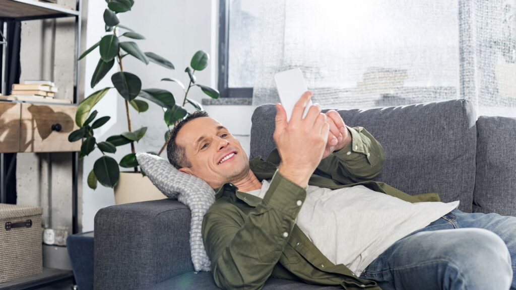 Por que algumas pessaoas não conseguem parar de verificar o celular segundo a psicologia?