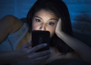 Tela à noite acelera envelhecimento da pele, segundo dermatologistas