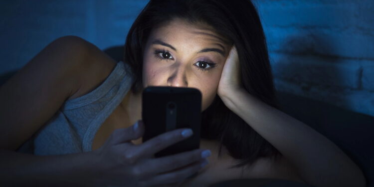 Tela à noite acelera envelhecimento da pele, segundo dermatologistas