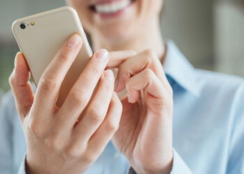 O jeito que você segura o celular pode causar dores, segundo ortopedistas