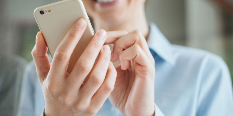 O jeito que você segura o celular pode causar dores, segundo ortopedistas