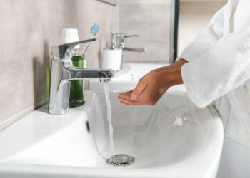 Nem esponja, nem abrasivo o truque simples que deixa sua pia brilhando sem danificar