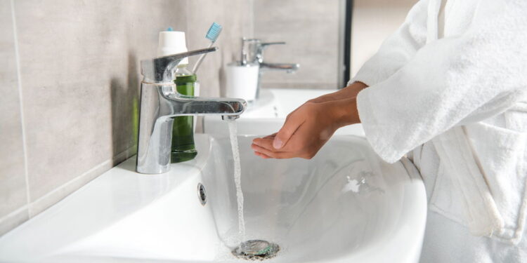 Nem esponja, nem abrasivo o truque simples que deixa sua pia brilhando sem danificar