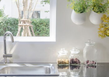 Nem desinfetante, nem cloro: jeito fácil de desinfetar a pia da cozinha