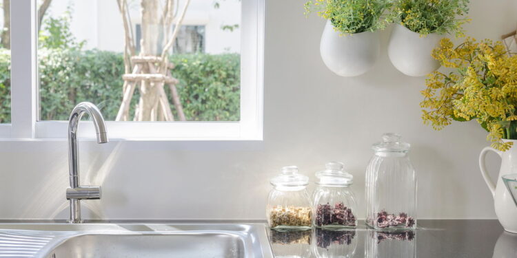Nem desinfetante, nem cloro: jeito fácil de desinfetar a pia da cozinha