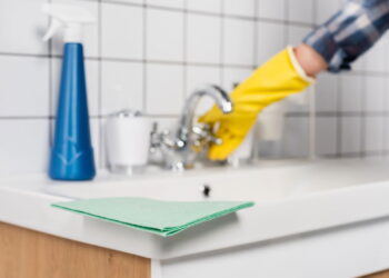 O jeito mais eficiente de deixar seu banheiro sempre brilhando