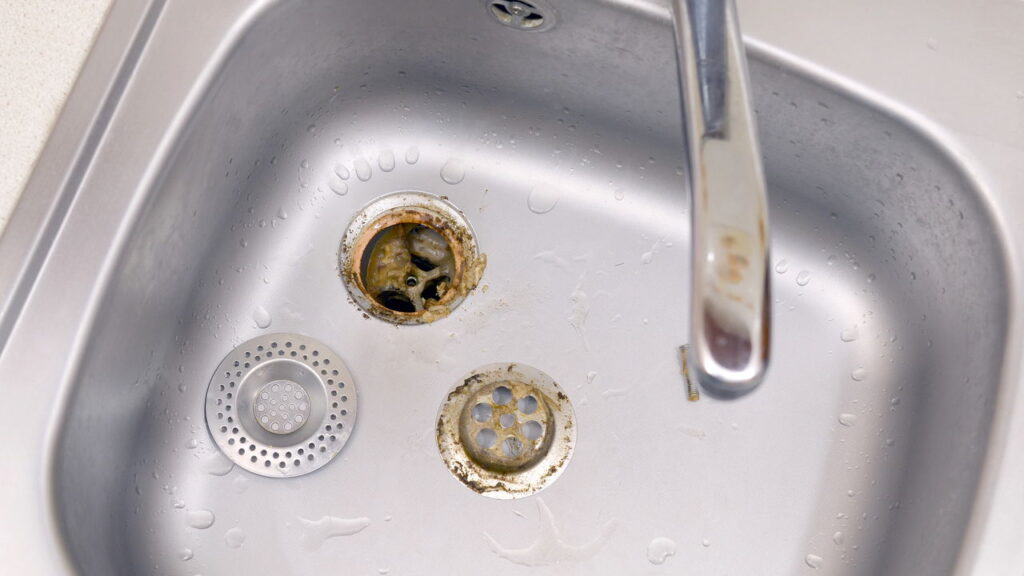 Nem desinfetante, nem cloro: jeito fácil de desinfetar a pia da cozinha