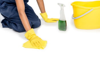 Nem multiuso, nem sabão em pó: como limpar piso encardido facilmente