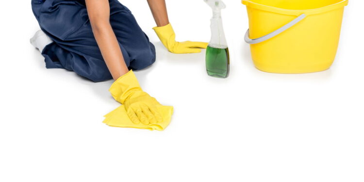 Nem multiuso, nem sabão em pó: como limpar piso encardido facilmente