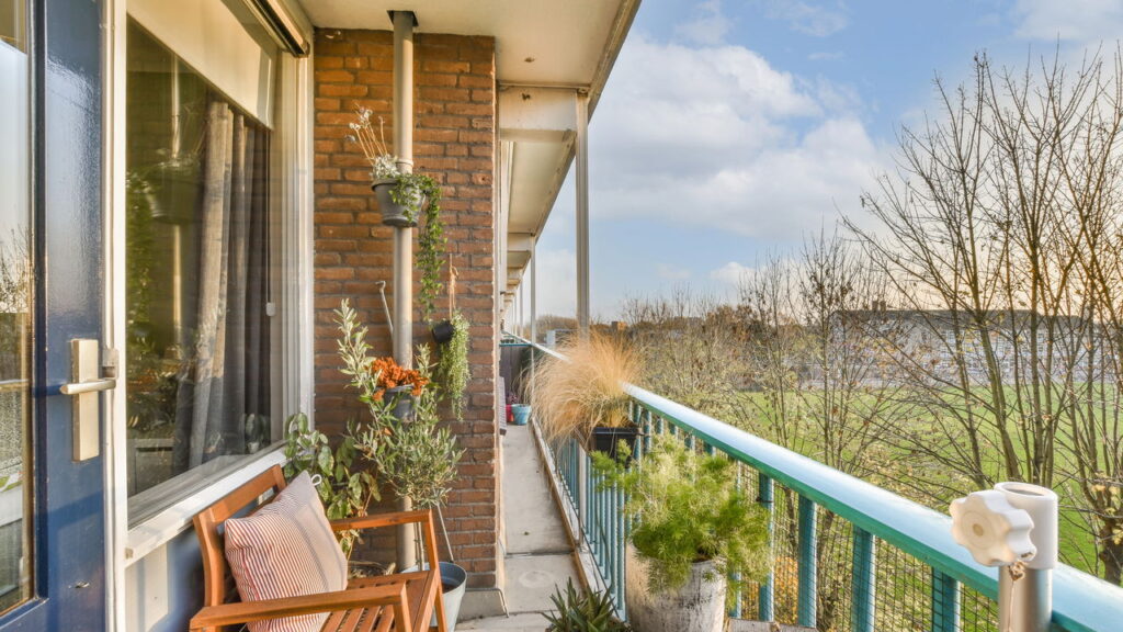 5 plantas que funcionam como repelente natural em varandas e sacadas