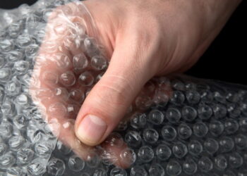 Por que jardineiros estão usando plástico bolha no jardim?