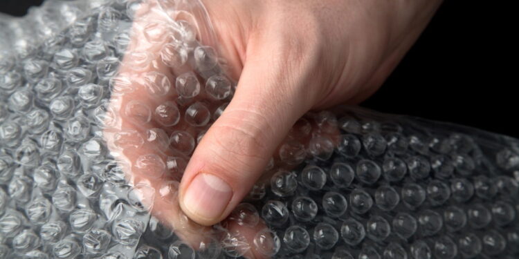 Por que jardineiros estão usando plástico bolha no jardim?