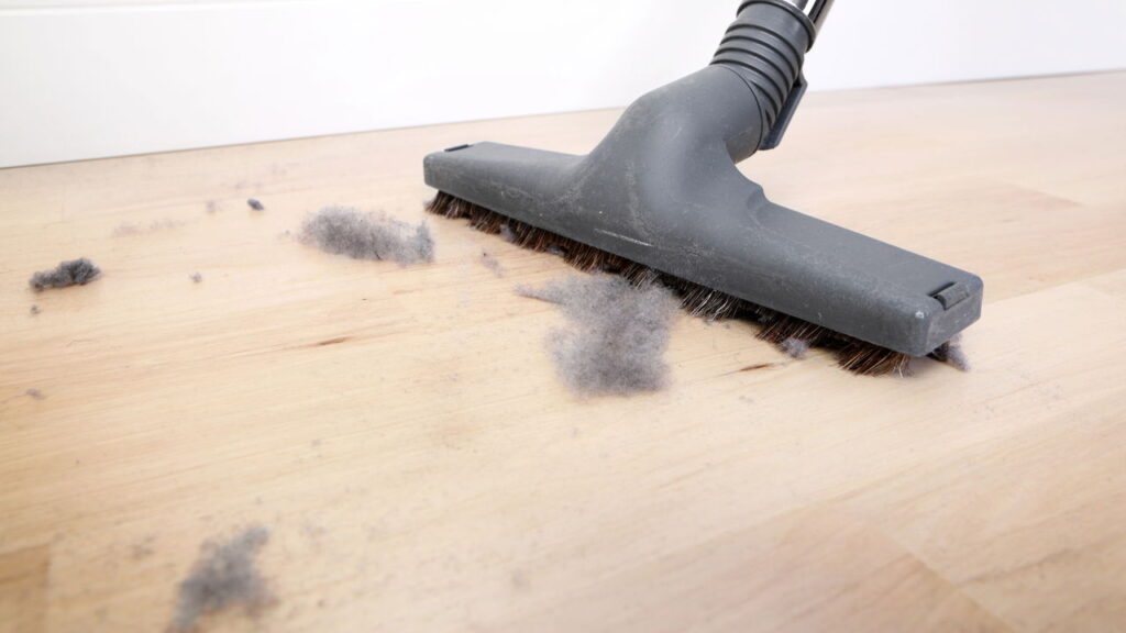 Nem panos secos, nem espanadores: a forma mais eficaz para limpar móveis escuros