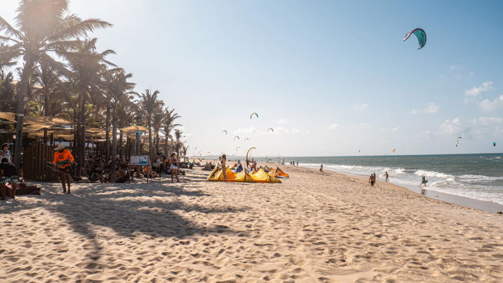 Passeios pelas dunas oferecendo contato direto com a natureza local

