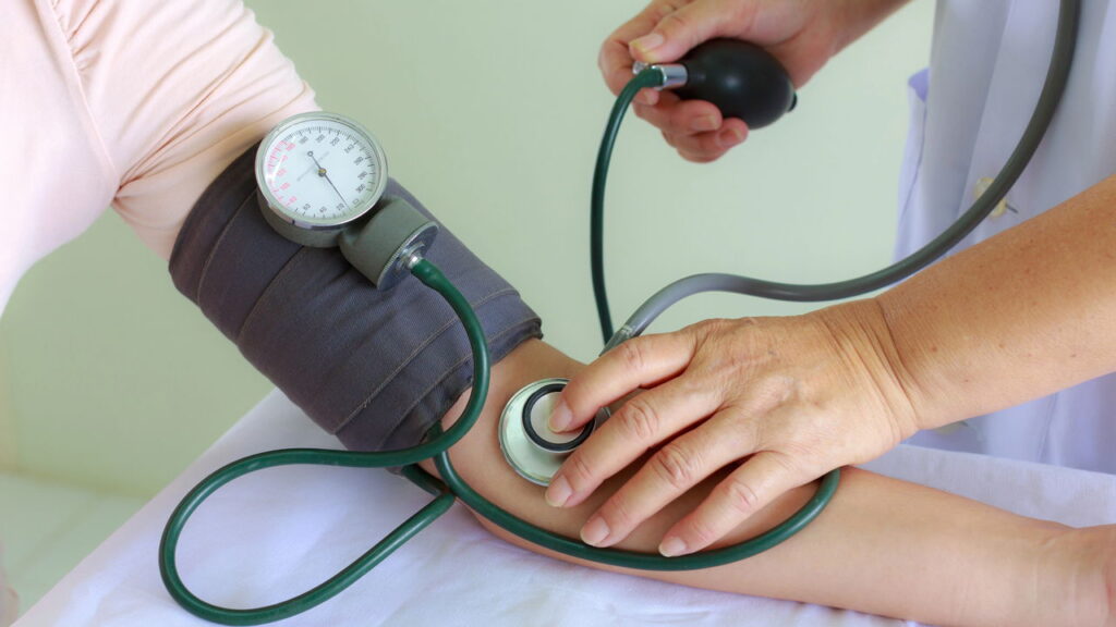 É possível controlar a pressão alta sem medicamentos? O que dizem os médicos
