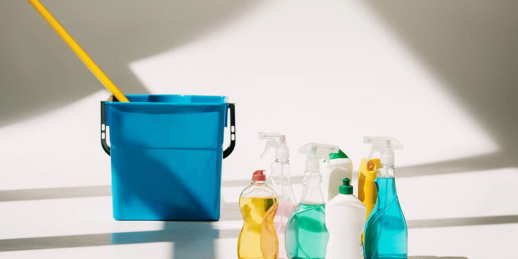 3 mitos que te fazem usar produto de limpeza demais e o que fazer no lugar