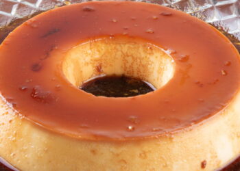 Nem cheiro de ovo, nem massa empelotada: o pudim certo para quem ama praticidade