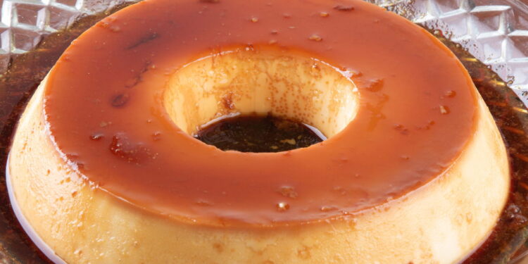 Nem cheiro de ovo, nem massa empelotada: o pudim certo para quem ama praticidade