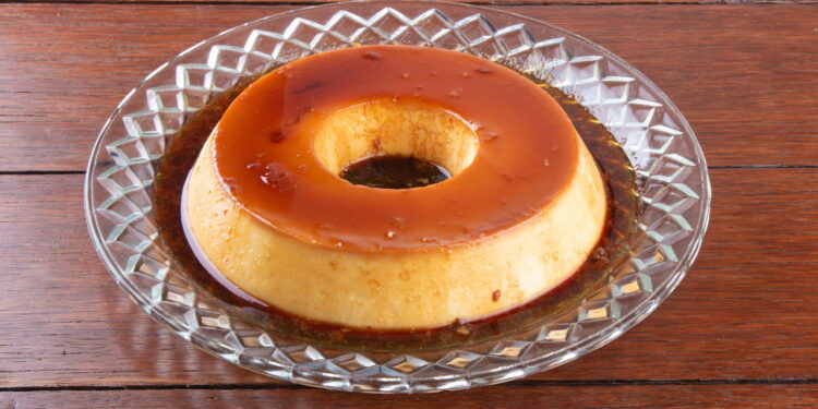 Nem chocolate, nem leite condensado: pudim fácil com 3 ingredientes