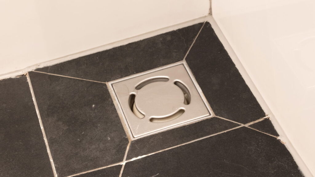 Nem produto químico, nem escova: truque para tirar limo de ralos