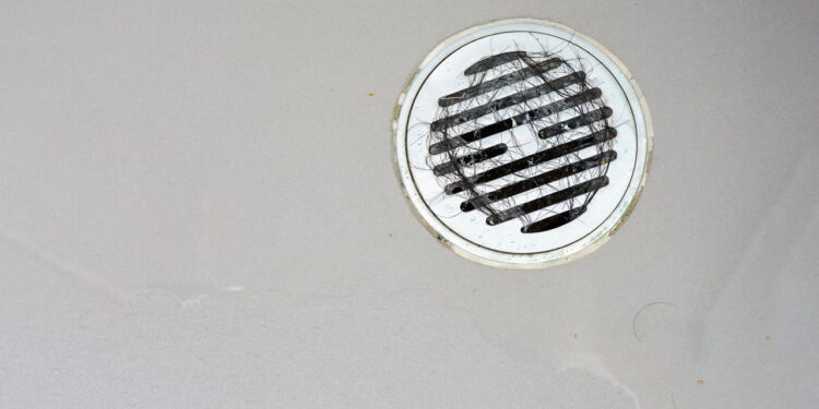 6 coisas que entopem o ralo do banheiro e você nem imagina