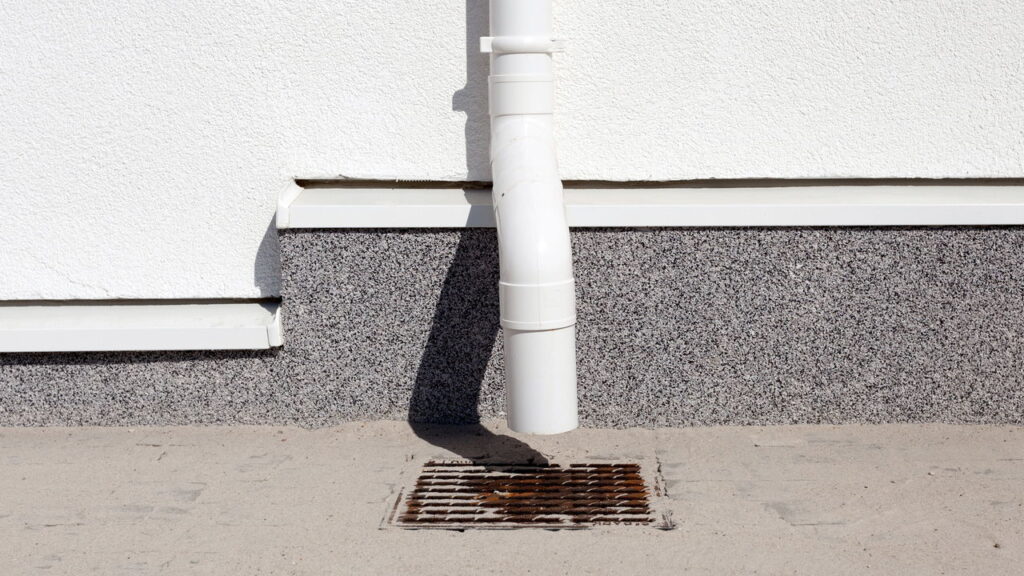 Nem desinfetante, nem álcool: o truque para eliminar o mau cheiro do ralo