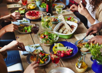 Hábitos durante as refeições que melhoram a digestão, segundo nutricionistas!