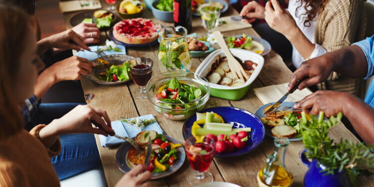 Hábitos durante as refeições que melhoram a digestão, segundo nutricionistas!