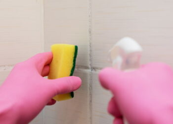 Nem vinagre, nem bicarbonato para tudo: o que realmente limpa rejunte encardido