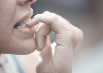 O hábito de roer unhas pode estar ligado à ansiedade, segundo psicólogos